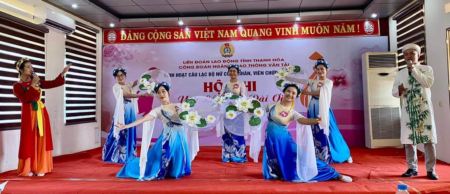 Hội thi “Yêu lắm áo dài ơi”, các nữ công nhân, viên chức lao động Ngành Giao thông vận tải Thanh Hóa đã đua nhau, thể hiện những nét đẹp của tà áo dài Việt Nam.