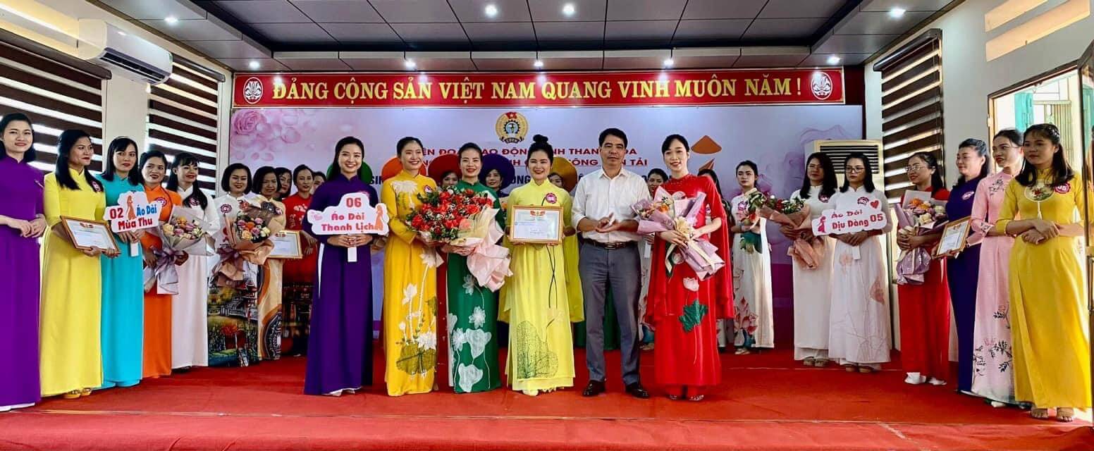 Hội thi “Yêu lắm áo dài ơi”, các nữ công nhân, viên chức lao động Ngành Giao thông vận tải Thanh Hóa đã đua nhau, thể hiện những nét đẹp của tà áo dài Việt Nam.