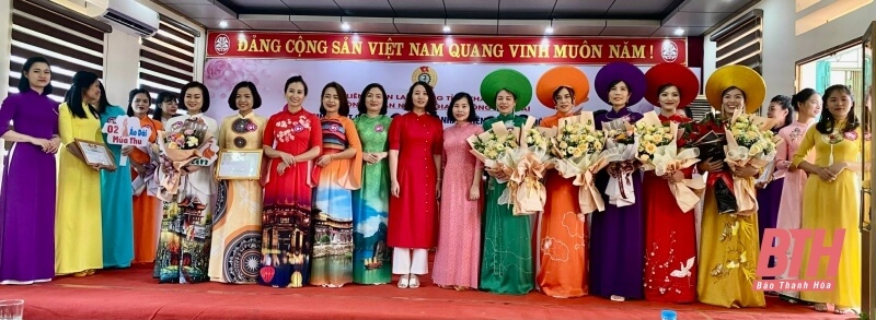 Hội thi “Yêu lắm áo dài ơi”, các nữ công nhân, viên chức lao động Ngành Giao thông vận tải Thanh Hóa đã đua nhau, thể hiện những nét đẹp của tà áo dài Việt Nam.