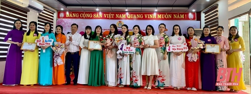 Hội thi “Yêu lắm áo dài ơi”, các nữ công nhân, viên chức lao động Ngành Giao thông vận tải Thanh Hóa đã đua nhau, thể hiện những nét đẹp của tà áo dài Việt Nam.