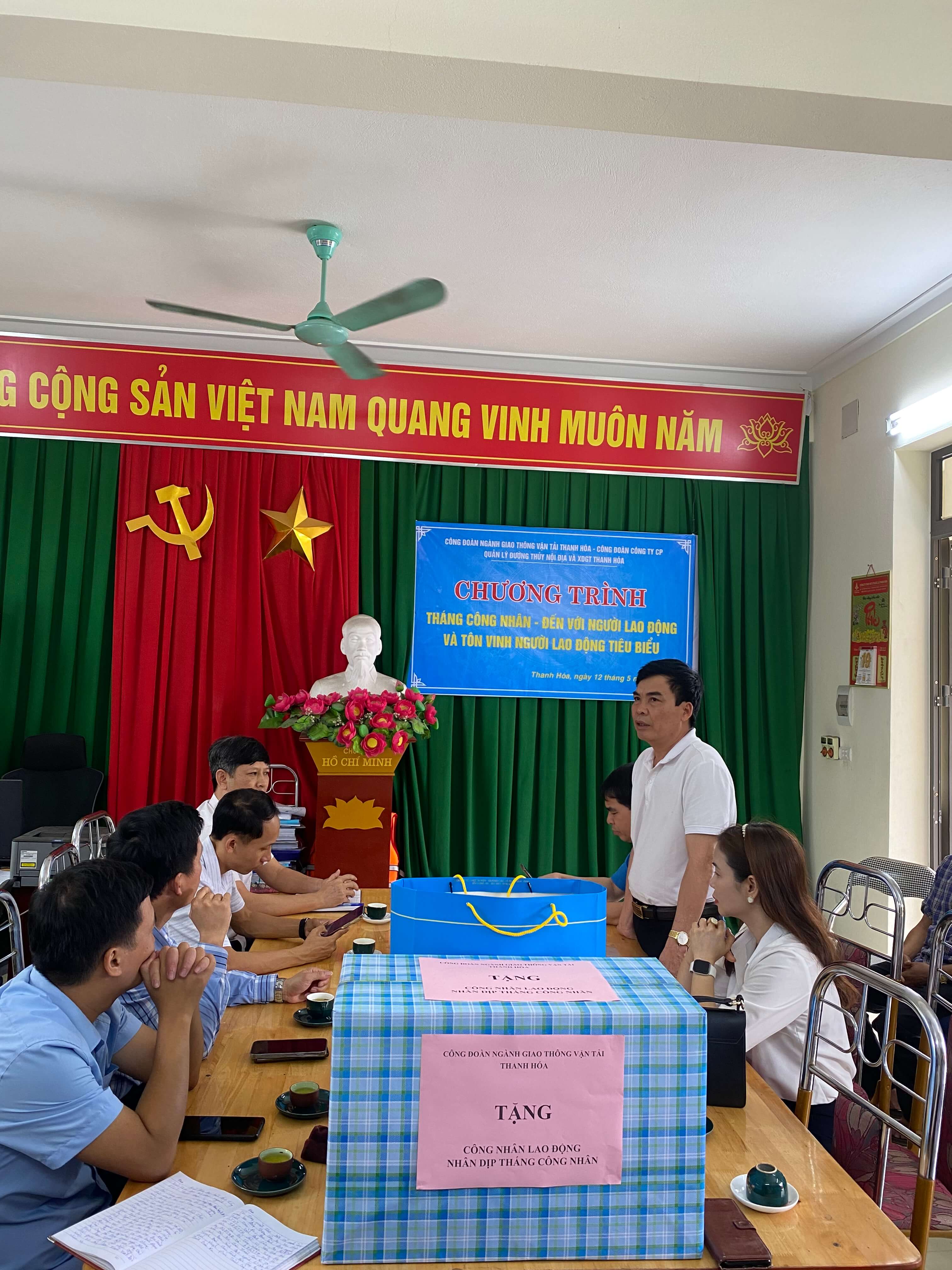 "THÁNG CÔNG NHÂN – ĐẾN VỚI NGƯỜI LAO ĐỘNG VÀ TÔN VINH NGƯỜI LAO ĐỘNG TIÊU BIỂU".