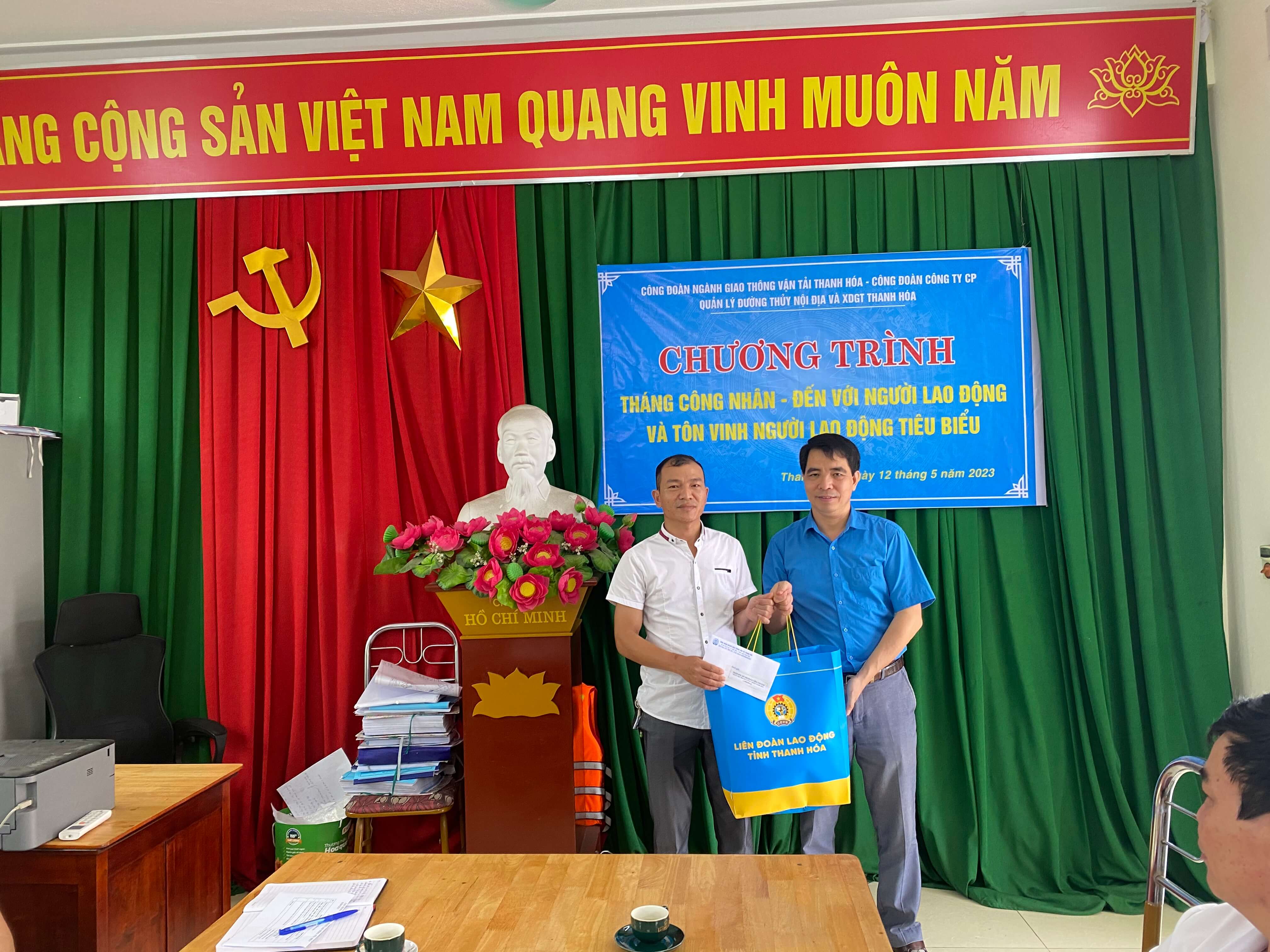 "THÁNG CÔNG NHÂN – ĐẾN VỚI NGƯỜI LAO ĐỘNG VÀ TÔN VINH NGƯỜI LAO ĐỘNG TIÊU BIỂU".