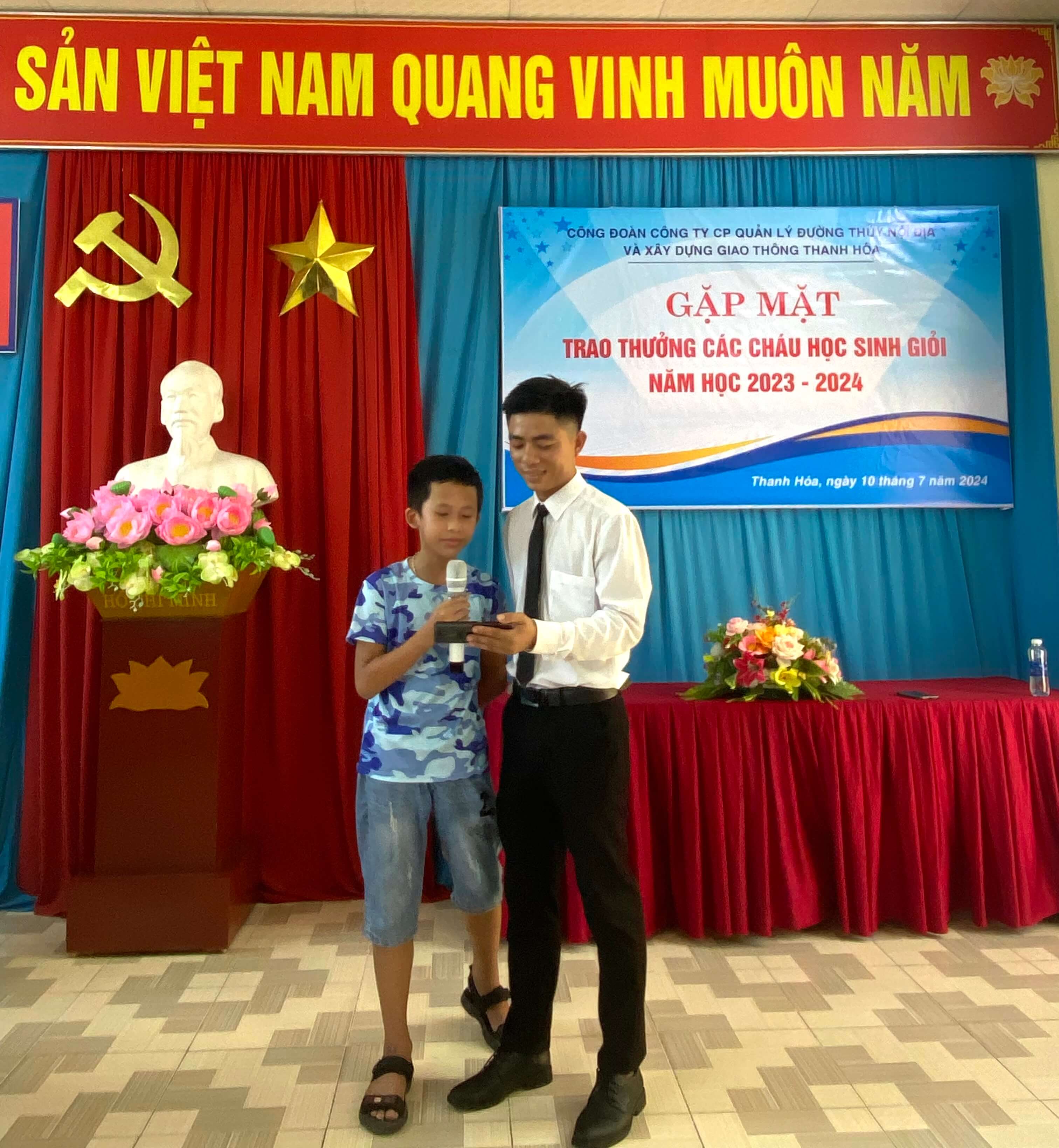 GẶP MẶT, TRAO THƯỞNG CÁC CHÁU ĐẠT HỌC SINH GIỎI, TIÊU BIỂU NĂM HỌC 2023-2024